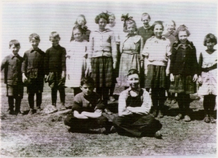 class photo from 1920